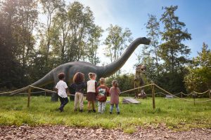 AZ dinoweken herfstcampagne kinderen kijken naar dino